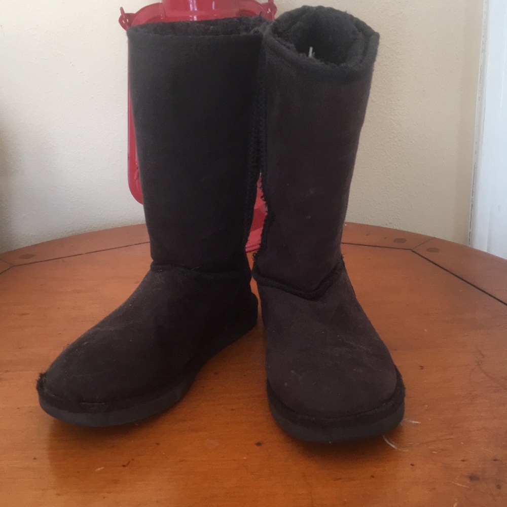 Soft black boots with faux fur lining